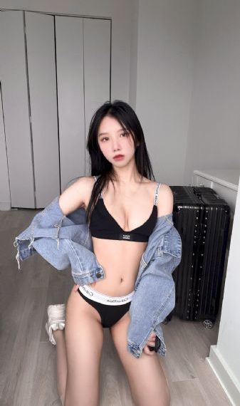 伸進(jìn)內(nèi)衣揉捏她的奶頭_完整無刪減版